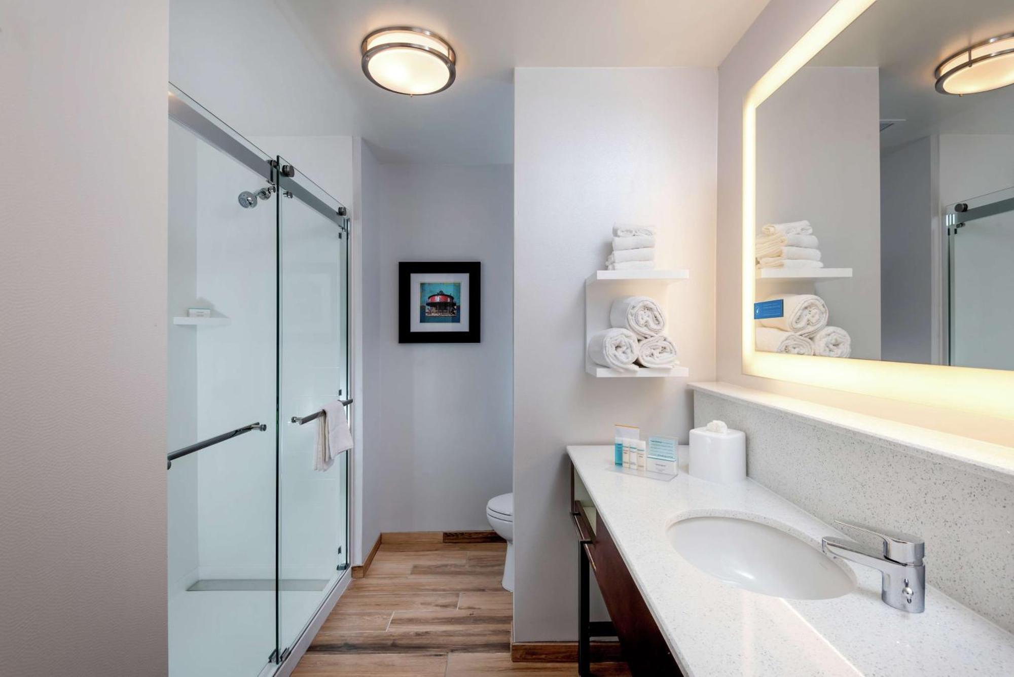 Hampton Inn Baltimore Bayview Campus Eksteriør billede
